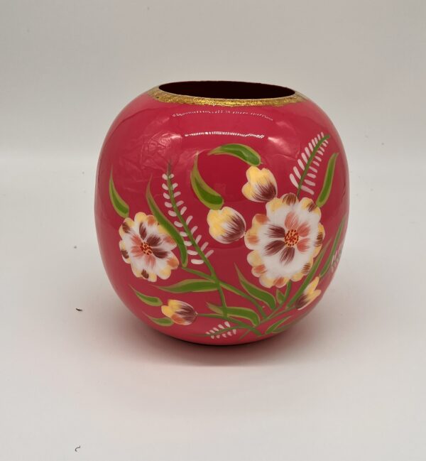Metallvase mit Blumenmotiv und goldenen Akzenten