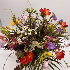 Bunter Freesienstrauß